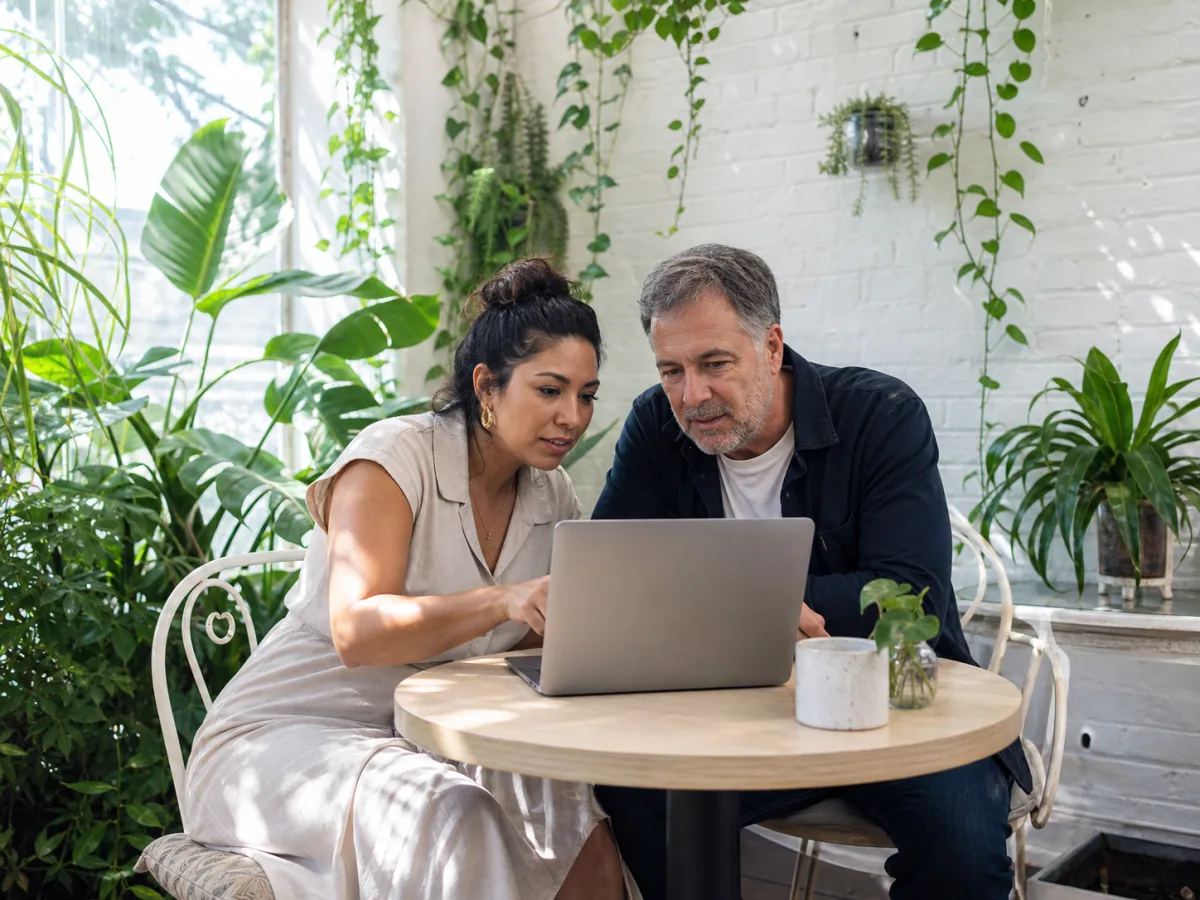 A relaxed one-on-one coaching session at a desk